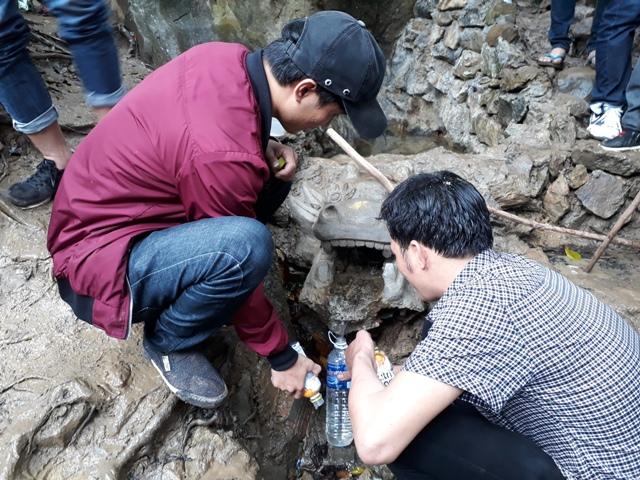 Chen chúc leo ngàn bậc lên núi thiêng lấy ‘nước thánh’-9