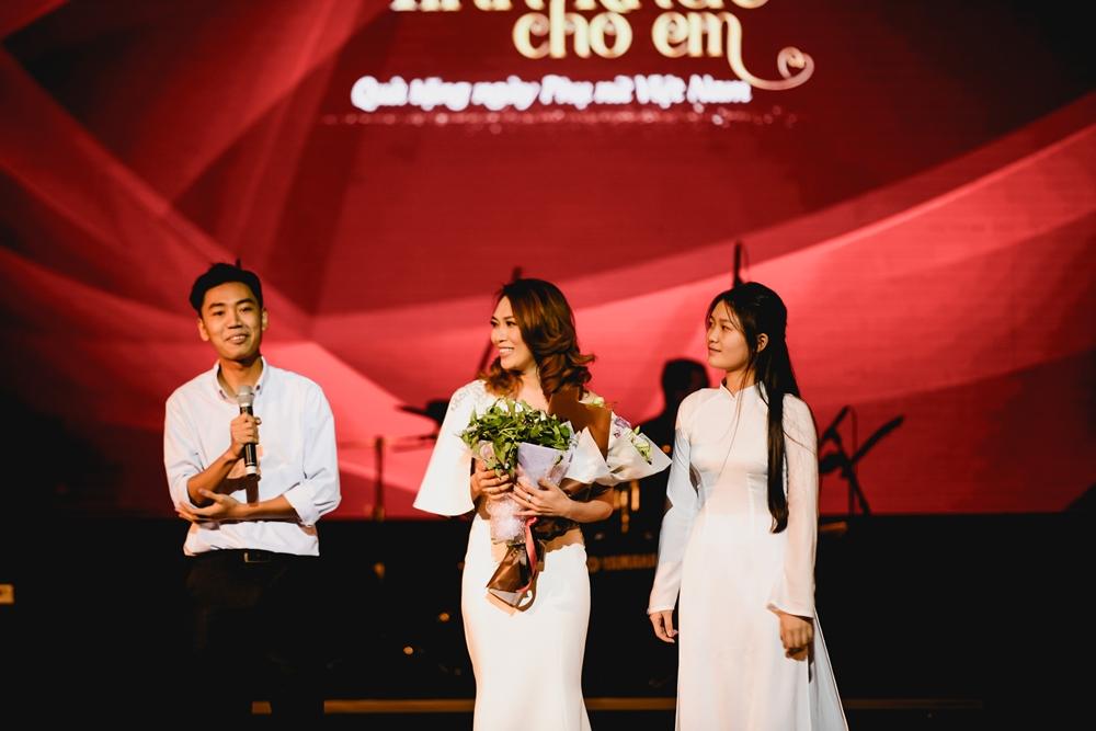 Lầy lội chẳng kém gì thần tượng, fan tặng ớt, cây quất, bầu bí và cả rau muống cho Mỹ Tâm-4