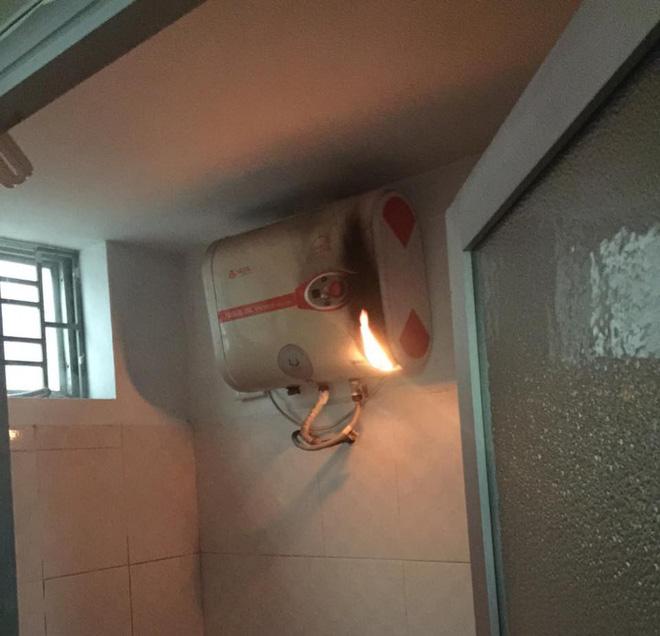 Bình nóng lạnh bốc cháy ngùn ngụt trong phòng tắm, mẹ hú vía vì vừa đánh răng lau mặt cho con xong-2