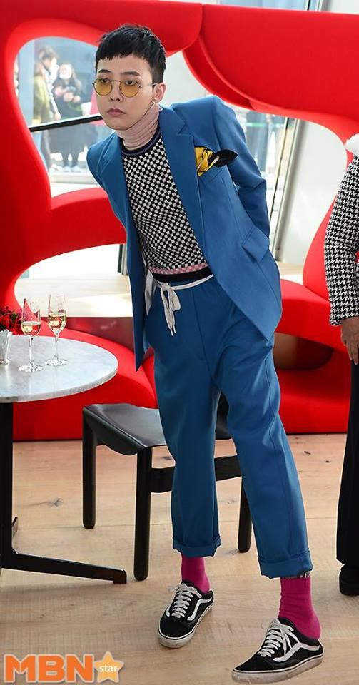 Xuất hiện với thần thái sang chảnh, G-Dragon vẫn khiến fan cười bò với thói quen đi giày giẫm gót-3