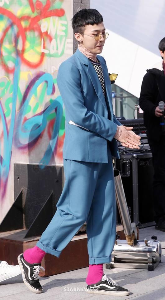 Xuất hiện với thần thái sang chảnh, G-Dragon vẫn khiến fan cười bò với thói quen đi giày giẫm gót-4