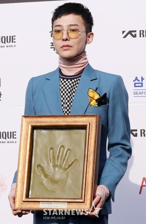 Xuất hiện với thần thái sang chảnh, G-Dragon vẫn khiến fan cười bò với thói quen đi giày giẫm gót-7