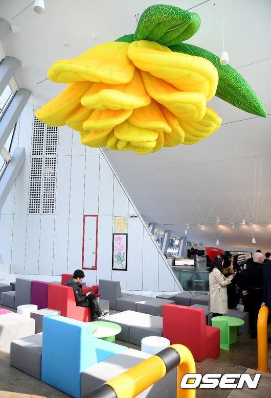 Xuất hiện với thần thái sang chảnh, G-Dragon vẫn khiến fan cười bò với thói quen đi giày giẫm gót-9