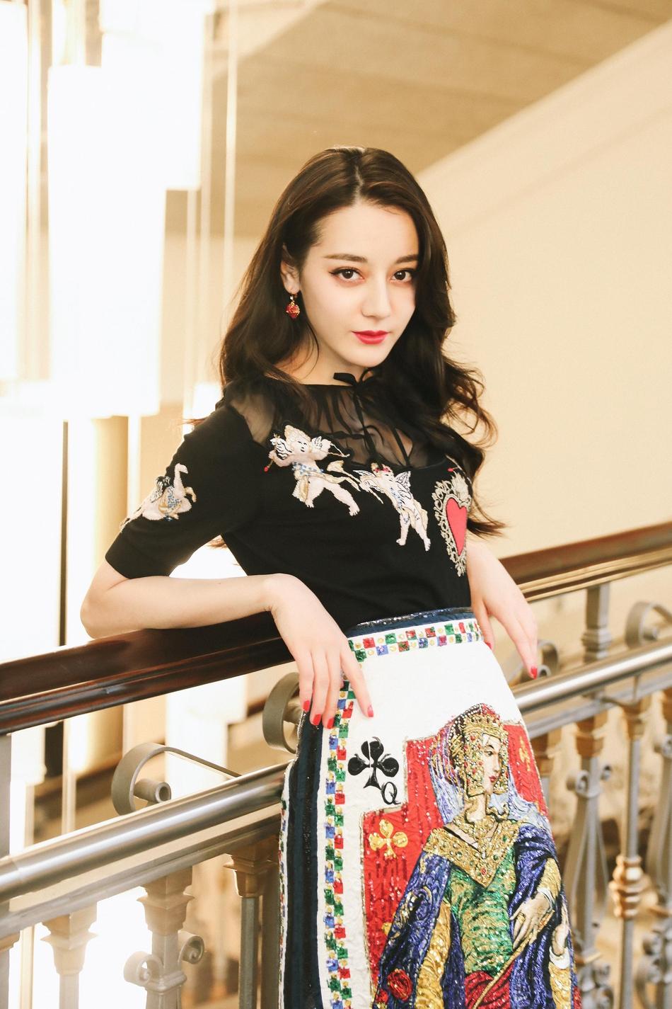 Loạt ảnh chứng minh Địch Lệ Nhiệt Ba chính là mỹ nhân 9x đẹp nhất Cbiz-1