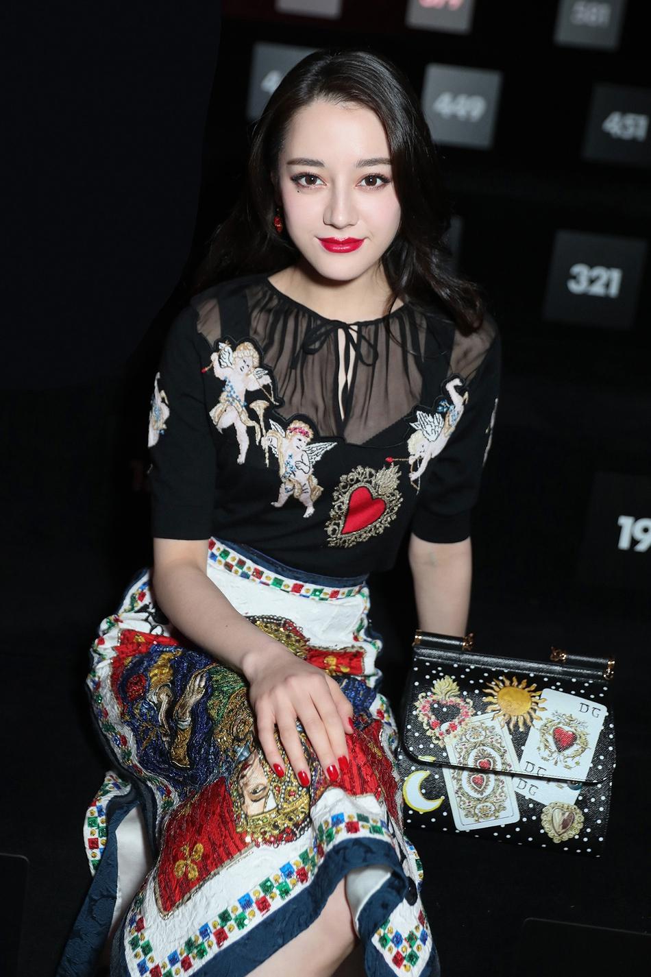 Loạt ảnh chứng minh Địch Lệ Nhiệt Ba chính là mỹ nhân 9x đẹp nhất Cbiz-8