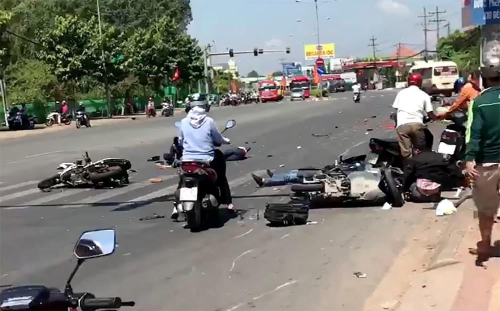 Tài xế xe khách lao vào đám đông chờ đèn đỏ khai gì?-1