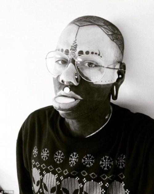 Chàng thợ xăm biến mình thành tác phẩm kì quái: Đen toàn tập, nong môi, bơm mực vào mắt-3