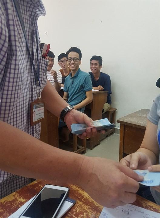 Đầu năm, thầy hiệu trưởng gây sốt khi đến từng lớp lì xì cho sinh viên-2