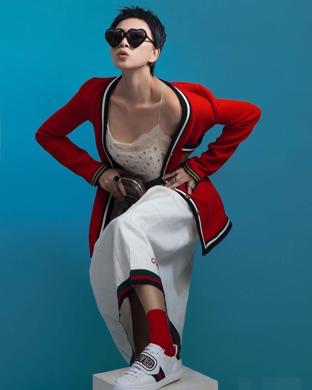 Tin sao Việt: Phạm Hương và Ngọc Trinh khoe vòng hai phẳng lì sau Tết-8