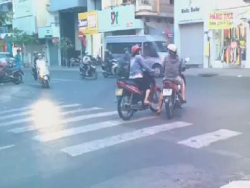 Người phụ nữ 28 tuổi dắt 4 con nhỏ nheo nhóc đi gần 1000km ra Hà Nội xin quần áo-8