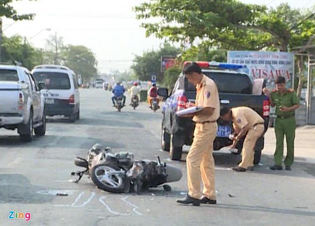 Xe máy va chạm với ôtô cảnh sát, 2 người bị thương-1