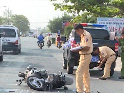 Xe máy va chạm với ôtô cảnh sát, 2 người bị thương