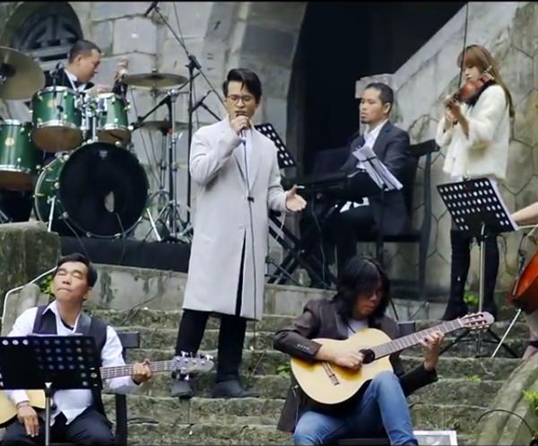 Buồn rơi nước mắt khi nghe Hà Anh Tuấn cover Đợi em đợi đến hoa cũng tàn-3