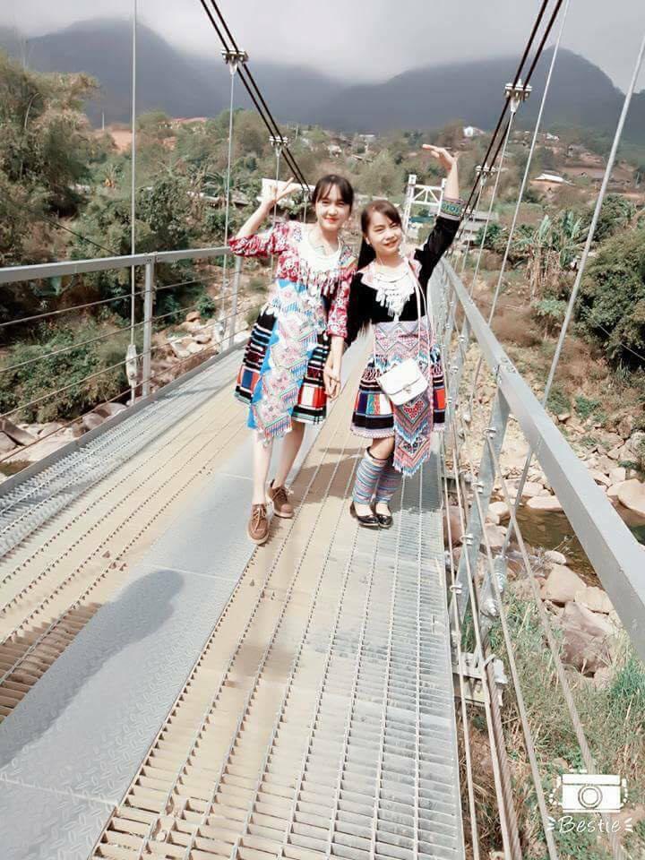 Hết gây bão với ngoại hình xinh đẹp, cô gái bán cơm lam ở Sapa còn khoe giọng hát hay-1