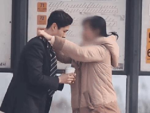 Chàng trai Hàn nhờ người lạ thắt cà vạt và cái kết bất ngờ