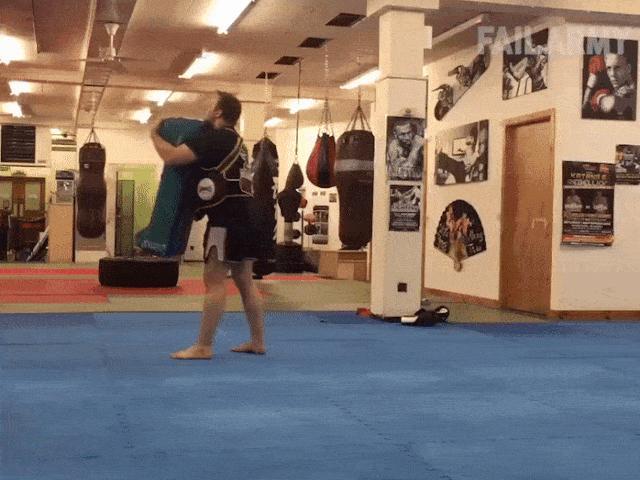 Nhóc tì mắc kẹt hi hữu, cha mẹ chỉ biết ôm bụng cười-1