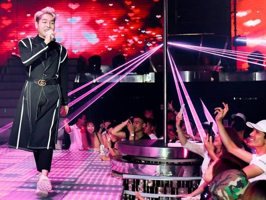 Đức Phúc nói về việc bị chê hát yếu, nhảy như 'chém hoa quả'