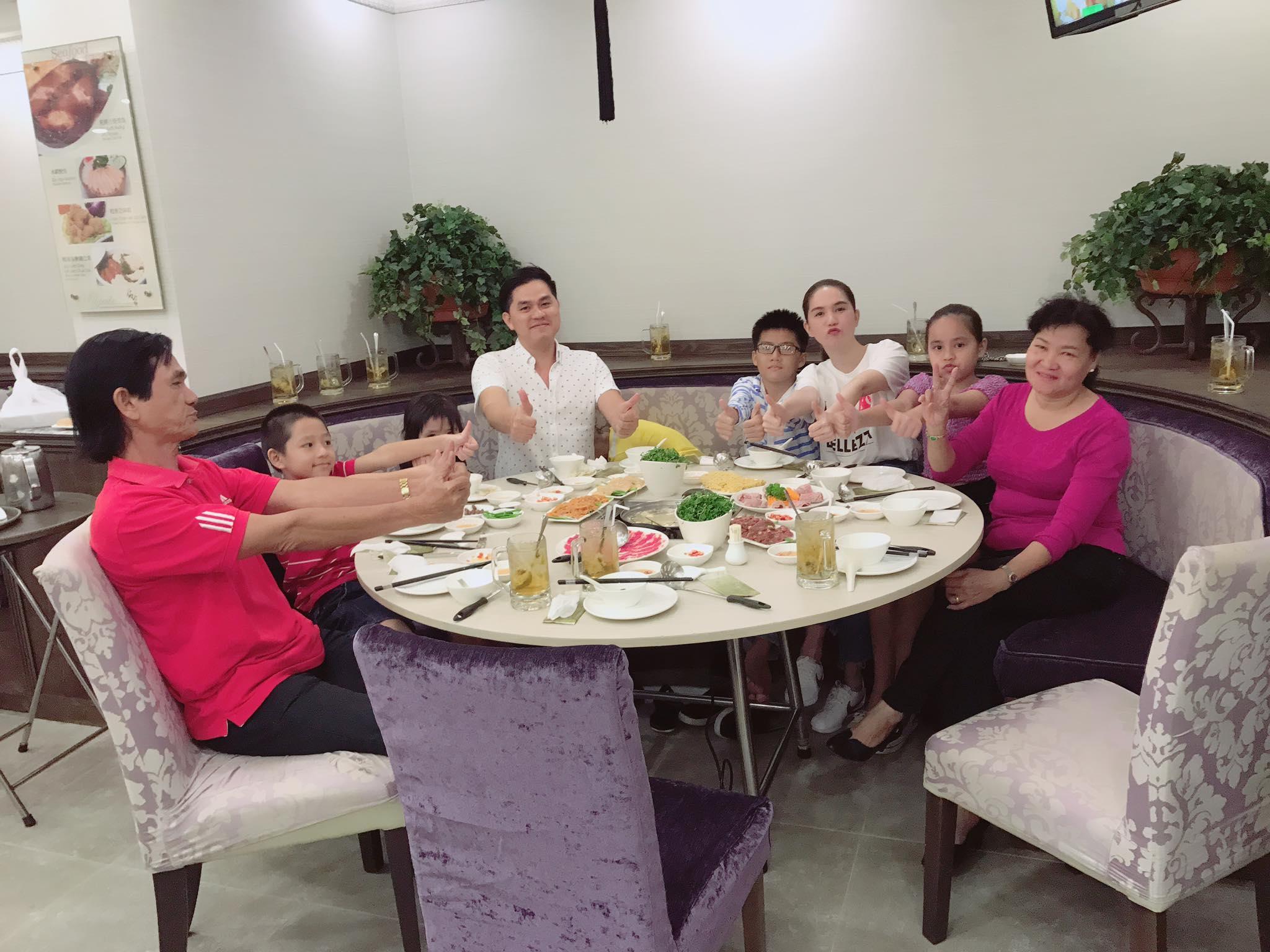 Không chỉ hiếu thảo với mẹ kế, Ngọc Trinh còn tặng quà và lì xì cho họ hàng bên mẹ-5