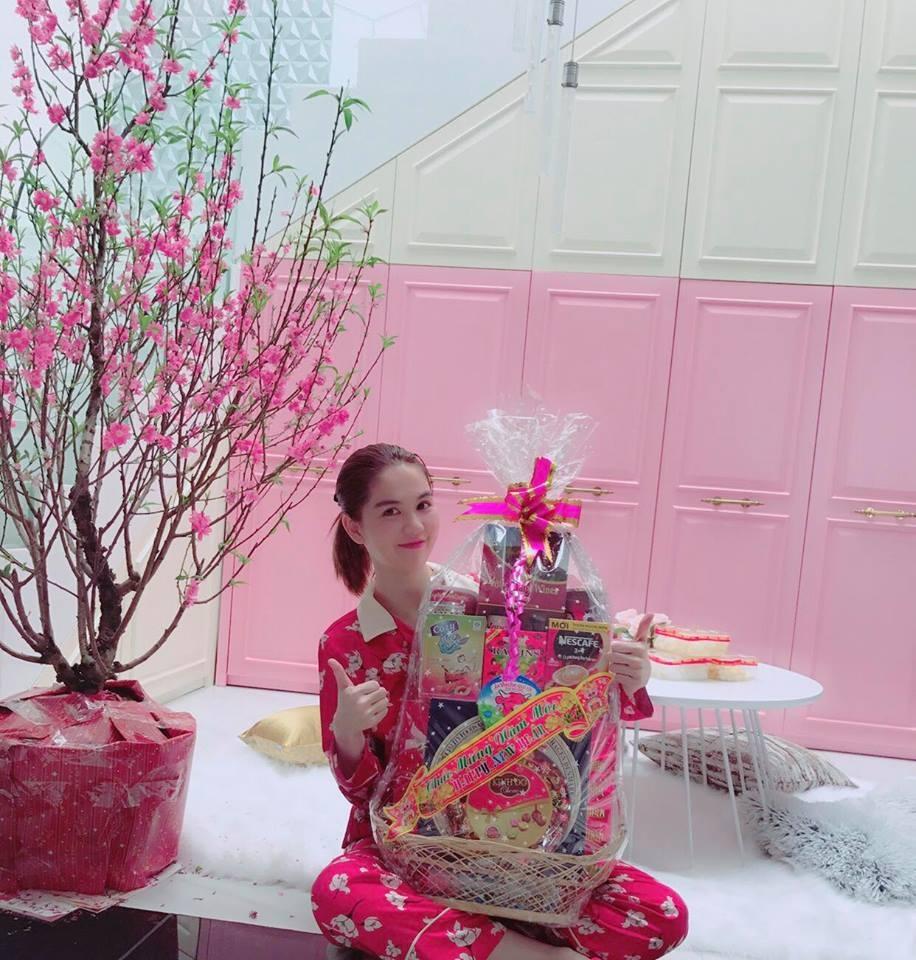 Không chỉ hiếu thảo với mẹ kế, Ngọc Trinh còn tặng quà và lì xì cho họ hàng bên mẹ-2
