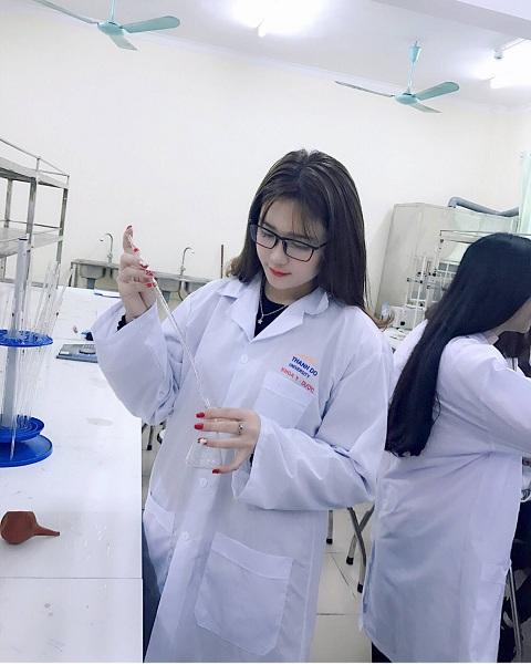 Khoe ảnh xinh đẹp ở phòng thực hành thí nghiệm, nữ sinh Y Dược bị dân mạng bắt lỗi-1
