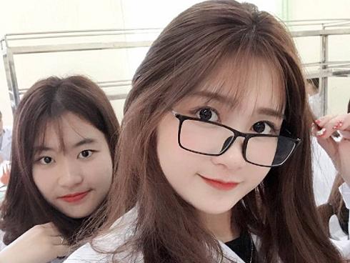 Khoe ảnh xinh đẹp ở phòng thực hành thí nghiệm, nữ sinh Y Dược bị dân mạng bắt lỗi