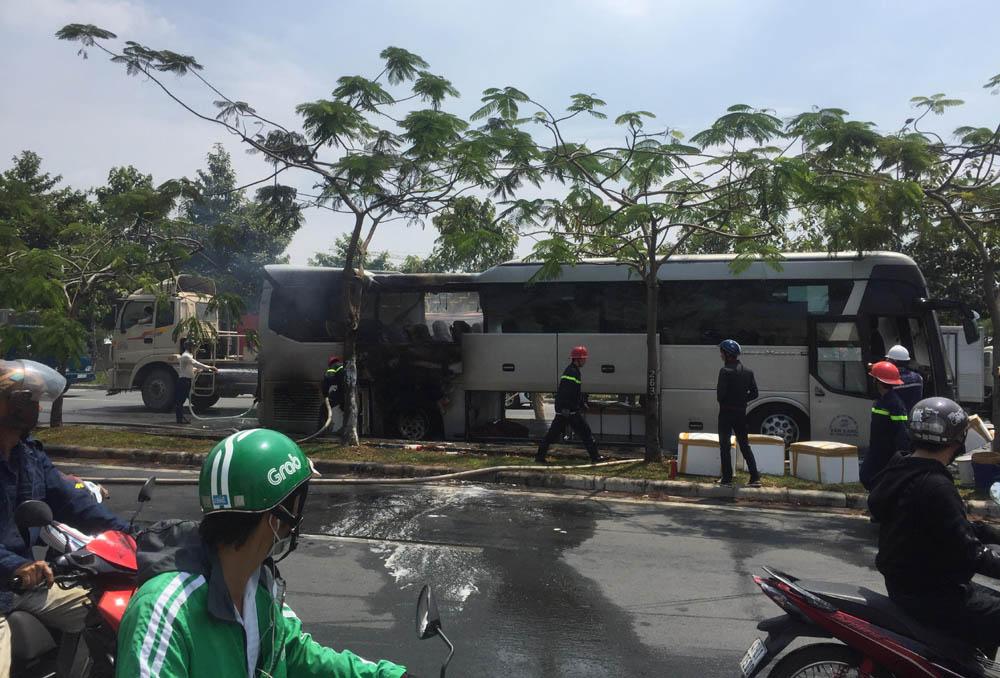 Xe khách bốc cháy sau tiếng nổ lớn ở Sài Gòn-1