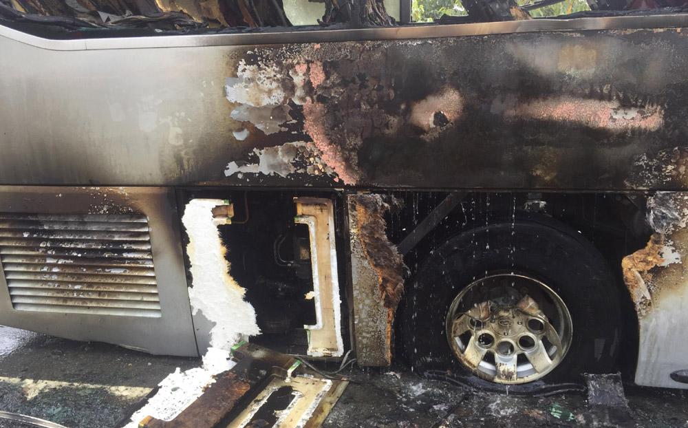 Xe khách bốc cháy sau tiếng nổ lớn ở Sài Gòn-2