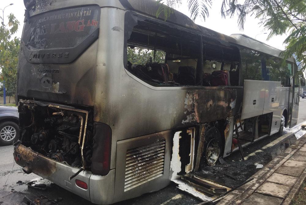 Xe khách bốc cháy sau tiếng nổ lớn ở Sài Gòn-3