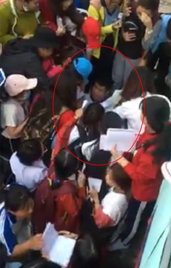 Thánh lầy Đức Chinh của U23 bị rừng fans nữ bao vây xin chữ ký ở Bình Dương-1