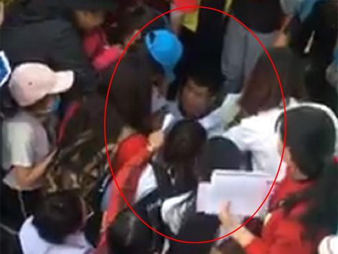 'Thánh lầy' Đức Chinh của U23 bị 'rừng' fans nữ bao vây xin chữ ký ở Bình Dương