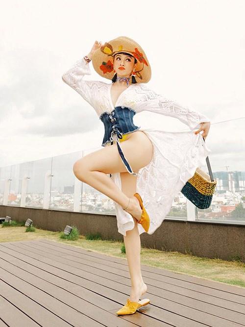 Bị nghi dùng phần mềm chỉnh vòng 3 cho to, Angela Phương Trinh tung clip đáp trả-9