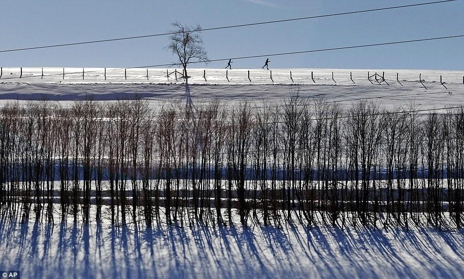 Quái vật phương Đông oanh tạc châu Âu: Người London trượt tuyết trên phố-10
