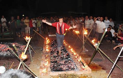 Chuyện lạ: Người đàn ông có thể hút vạn vật lên cơ thể-1