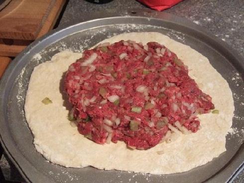 Dùng lò nướng xưa rồi, đến Ma-rốc xem người dân nướng pizza bằng... cát