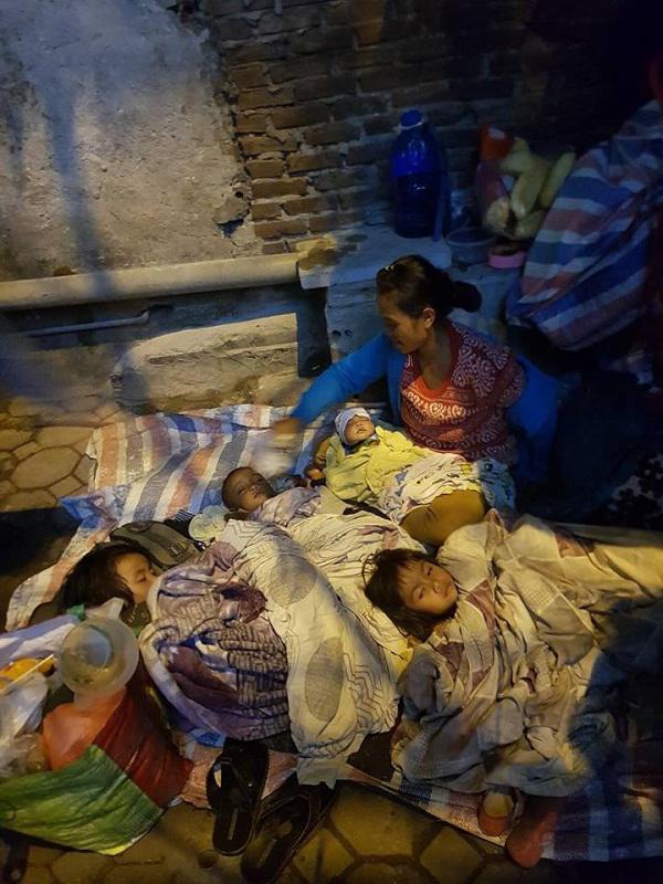 Người phụ nữ 28 tuổi dắt 4 con nhỏ nheo nhóc đi gần 1000km ra Hà Nội xin quần áo-1