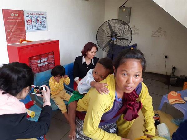 Người phụ nữ 28 tuổi dắt 4 con nhỏ nheo nhóc đi gần 1000km ra Hà Nội xin quần áo-3