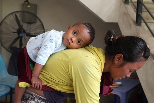 Người phụ nữ 28 tuổi dắt 4 con nhỏ nheo nhóc đi gần 1000km ra Hà Nội xin quần áo-4