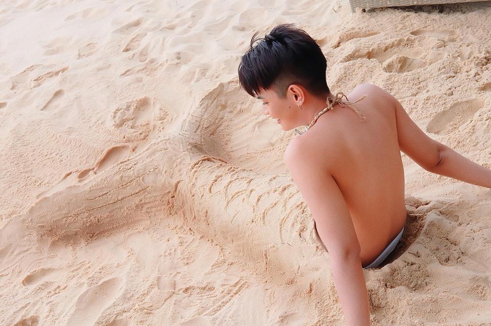 Hết Angela Phương Trinh lại đến Đào Bá Lộc hóa tiên cá khoe thân trên bãi biển-1