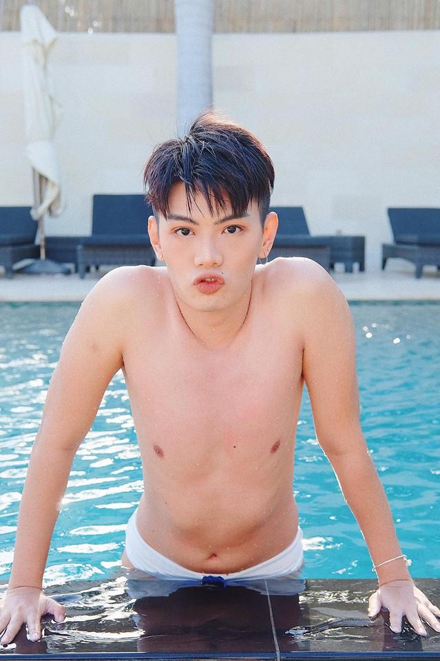 Hết Angela Phương Trinh lại đến Đào Bá Lộc hóa tiên cá khoe thân trên bãi biển-3