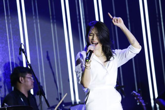 Nếu là fan ruột, bạn sẽ không thể không biết những thói quen đặc biệt của các sao này khi diễn trên sân khấu-2