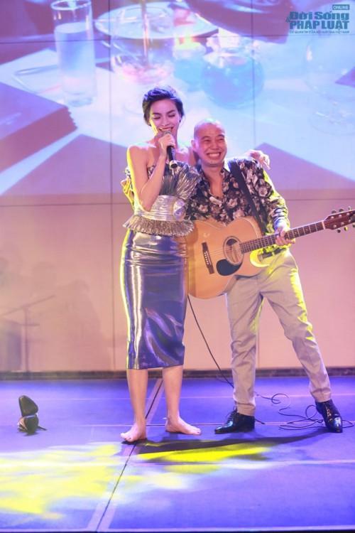 Nếu là fan ruột, bạn sẽ không thể không biết những thói quen đặc biệt của các sao này khi diễn trên sân khấu-10