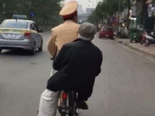 Chiến sĩ cảnh sát giao thông đi xe đạp chở cụ ông bị lạc đường về nhà