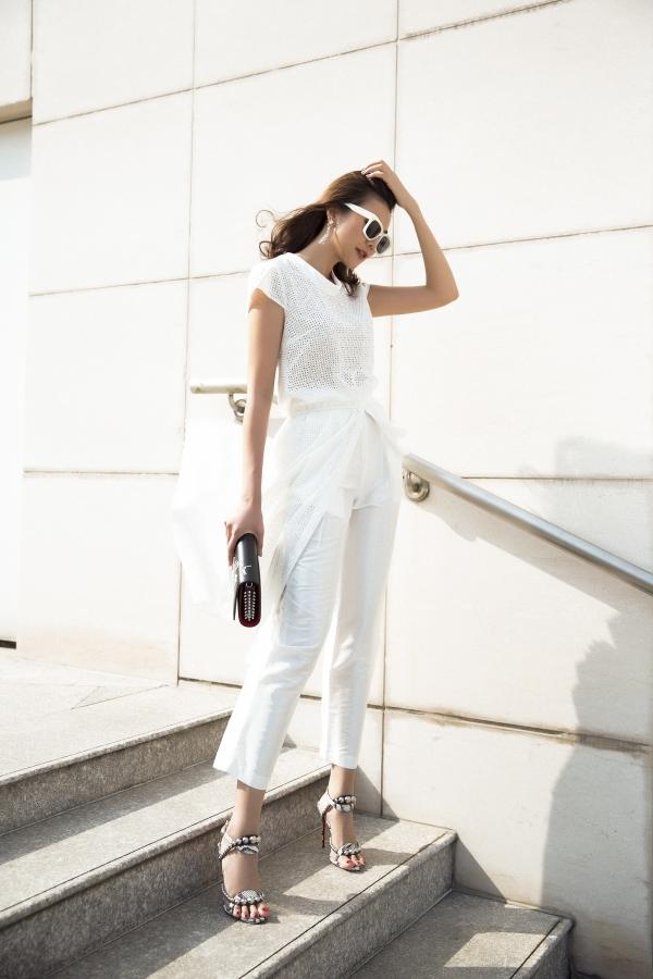 Không hổ danh siêu mẫu hàng đầu Việt Nam, Thanh Hằng phối đồ thần sầu với màu đen trắng-3