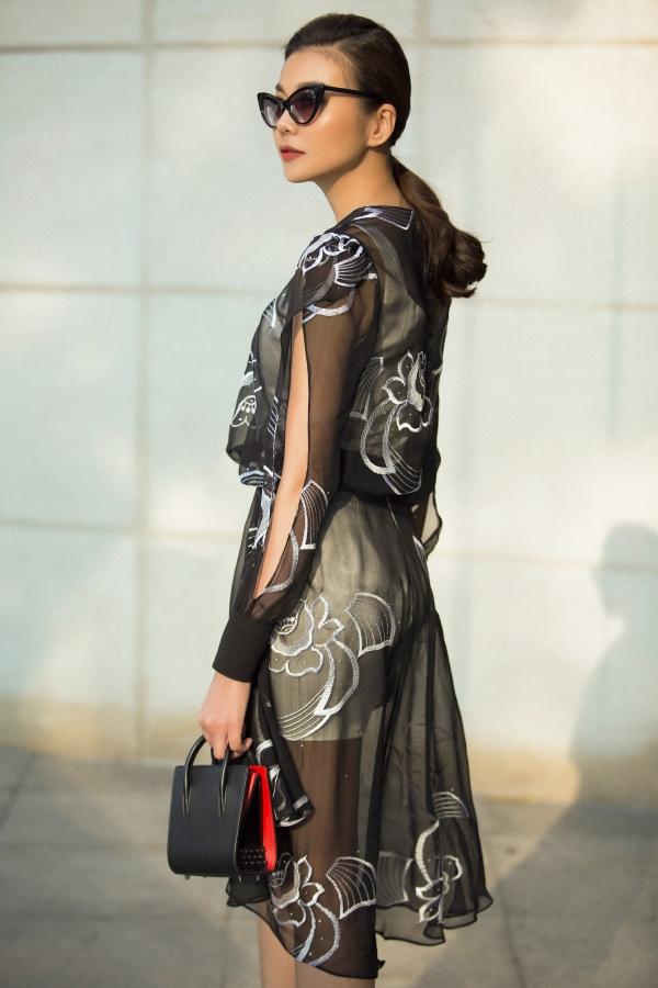 Không hổ danh siêu mẫu hàng đầu Việt Nam, Thanh Hằng phối đồ thần sầu với màu đen trắng-5