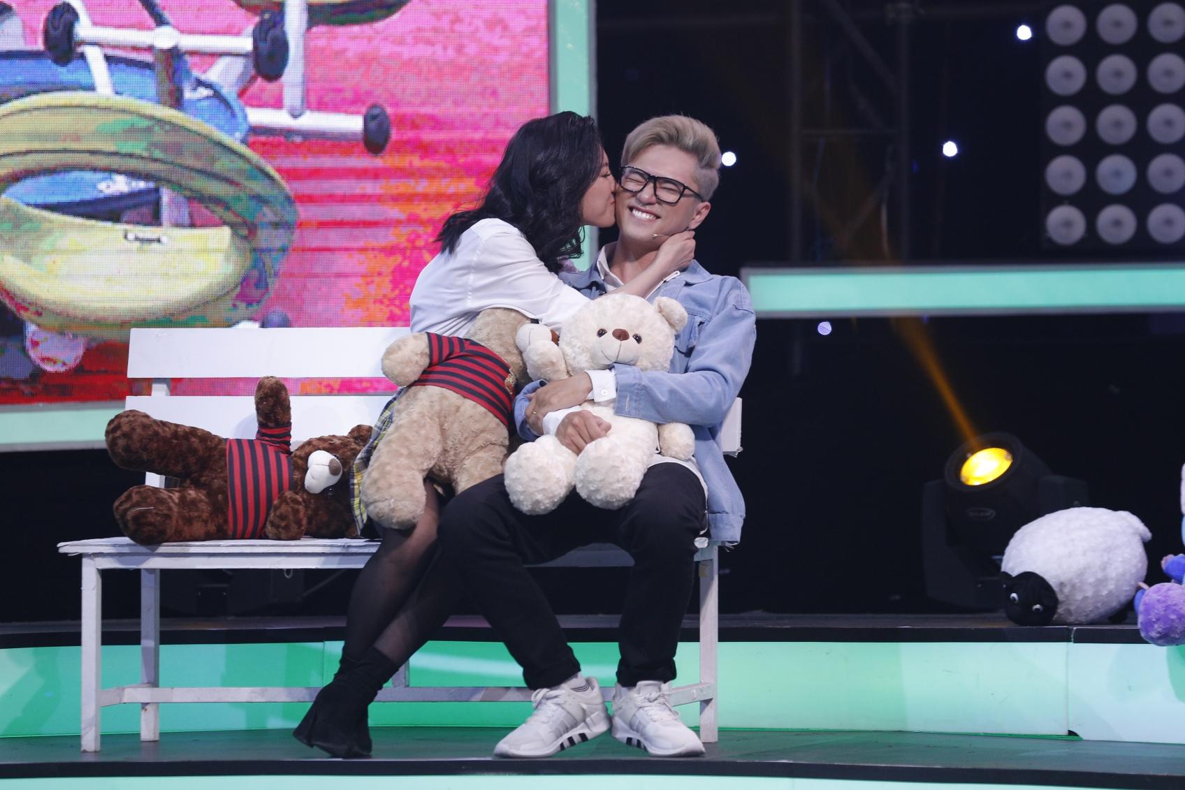 Vì yêu mà đến: Cuối cùng ‘lời nguyền’ tháo mắt kính được phá bỏ, Bảo Kun nắm tay cô gái 22 tuổi xinh đẹp ra về-3