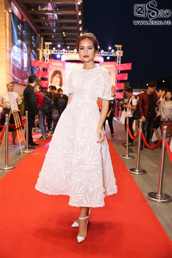 Trương Mỹ Nhân được thiếu gia bất động sản khóa môi giữa sự kiện-10