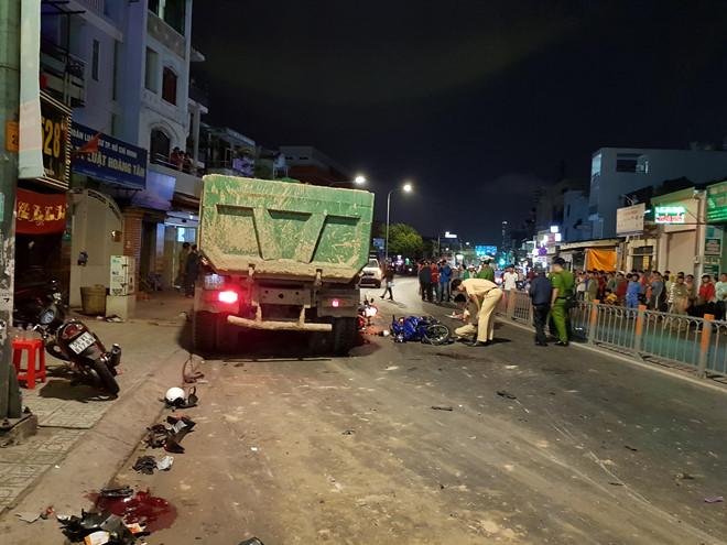 Xe ben cuốn gần 10 xe máy vào gầm ở Sài Gòn-1