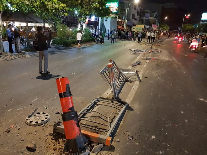 Xe ben cuốn gần 10 xe máy vào gầm ở Sài Gòn-3