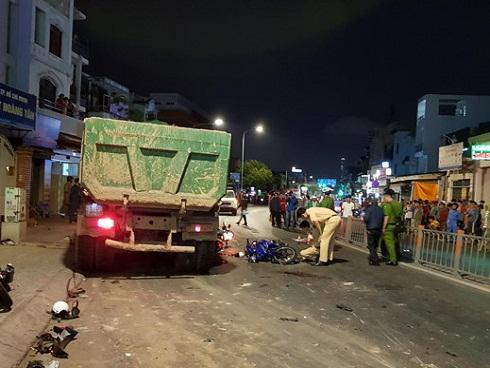 Xe ben cuốn gần 10 xe máy vào gầm ở Sài Gòn