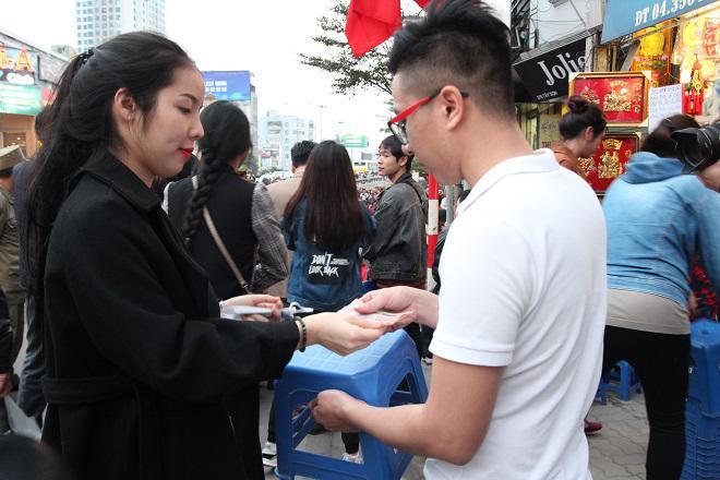 20.000 đồng/chiếc ghế vẫn không có để thuê, mẹ cho con ngồi đất cầu an tại chùa Phúc Khánh-1